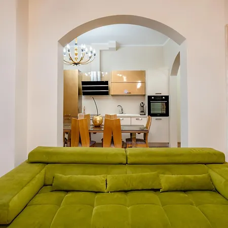 Elite Place Apartment Warna